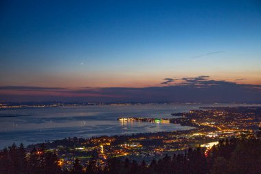 Almanya 'da gün batımında Constance Gölü' ndeki Lindau şehri