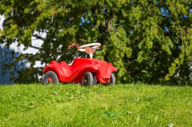 Park yerinde kırmızı oyuncak araba. 