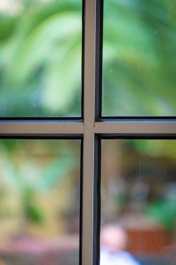 Bahçenin yeşil arka planına sahip pencere