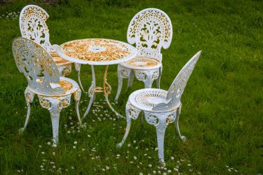 Parktaki sandalye ve masa