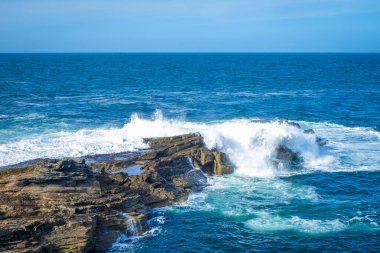 İrlanda 'da taştan kıyılarda okyanus dalgaları kırılıyor