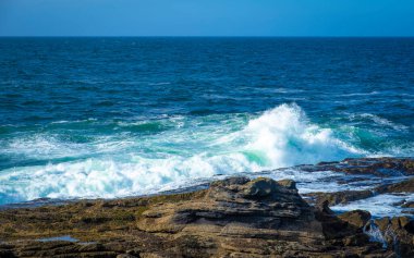 İrlanda 'da taştan kıyılarda okyanus dalgaları kırılıyor
