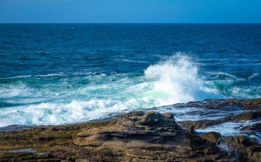 İrlanda 'da taştan kıyılarda okyanus dalgaları kırılıyor