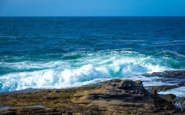 İrlanda 'da taştan kıyılarda okyanus dalgaları kırılıyor