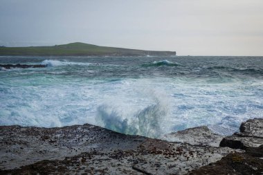 Deniz kıyısında büyük dalgalar