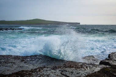 Deniz kıyısında büyük dalgalar