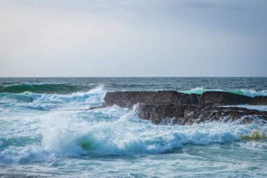 Deniz kıyısında büyük dalgalar