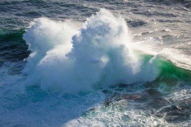 Deniz kıyısında büyük dalgalar