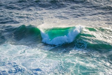 Deniz kıyısında büyük dalgalar