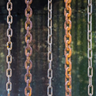 Paslı metal zincirler
