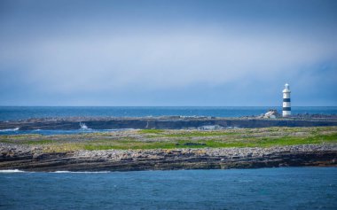 Kayalık deniz kıyısındaki deniz feneri.