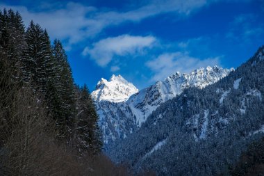 Karlı ve mavi gökyüzü olan dağ manzarası  