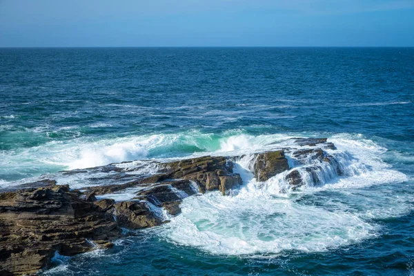 Oceaangolven Breken Steenkust Ierland — Stockfoto