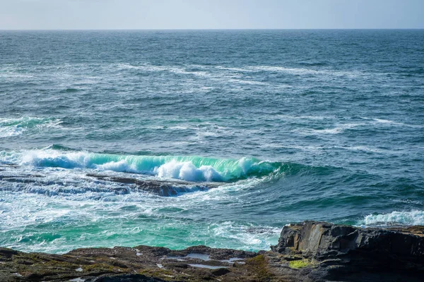 アイルランドの石海岸で砕ける海の波 — ストック写真