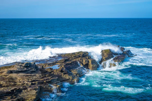 Olas Oceánicas Rompiendo Costa Piedra Irlanda — Foto de Stock