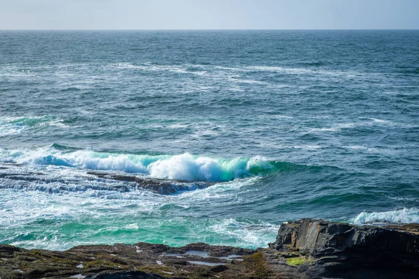 Olas Oceánicas Rompiendo Costa Piedra Irlanda —  Fotos de Stock