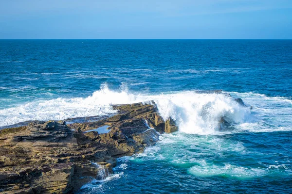 Oceaangolven Breken Steenkust Ierland — Stockfoto