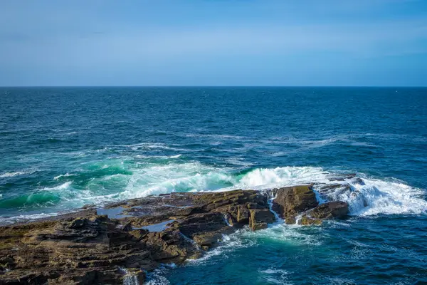 Olas Oceánicas Rompiendo Costa Piedra Irlanda — Foto de Stock