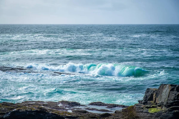 Olas Oceánicas Rompiendo Costa Piedra Irlanda —  Fotos de Stock