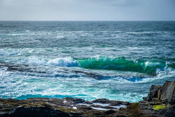 Olas Oceánicas Rompiendo Costa Piedra Irlanda —  Fotos de Stock