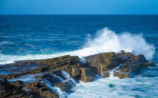 Oceánské Vlny Praskají Kamenném Pobřeží Irsku — Stock fotografie