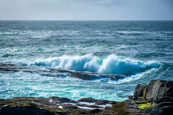 Olas Oceánicas Rompiendo Costa Piedra Irlanda —  Fotos de Stock