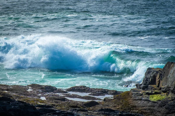 Olas Oceánicas Rompiendo Costa Piedra Irlanda — Foto de Stock