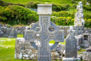 İrlanda 'da haçı olan eski bir mezarlık.