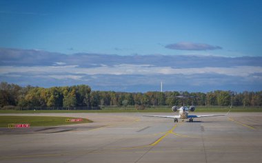 Havaalanında bir uçak.