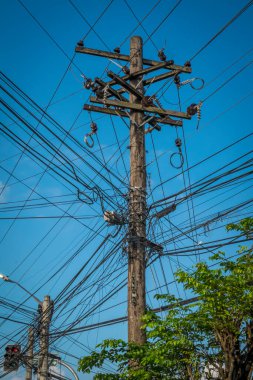 Şehirdeki elektrik hatları ve sütunlar