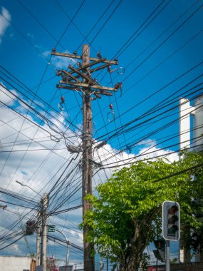 Şehirdeki elektrik hatları ve sütunlar