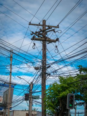 Şehirdeki elektrik hatları ve sütunlar