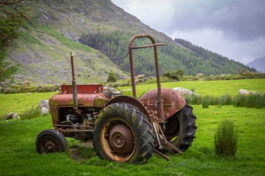 Eski paslı traktör tarlada 