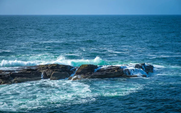 Fale Oceaniczne Kamiennym Wybrzeżu Irlandii — Zdjęcie stockowe