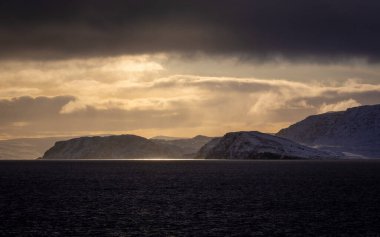 Muhteşem kış harikalar diyarı Kuzey Norveç 'te Oeksfjord ve Havoeysund çevresinde farklı hava etkileri