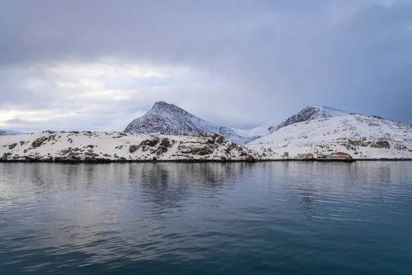 挪威北部的Oeksfjord和Havoeysund周围奇妙的冬季有着不同的气候印象 — 图库照片