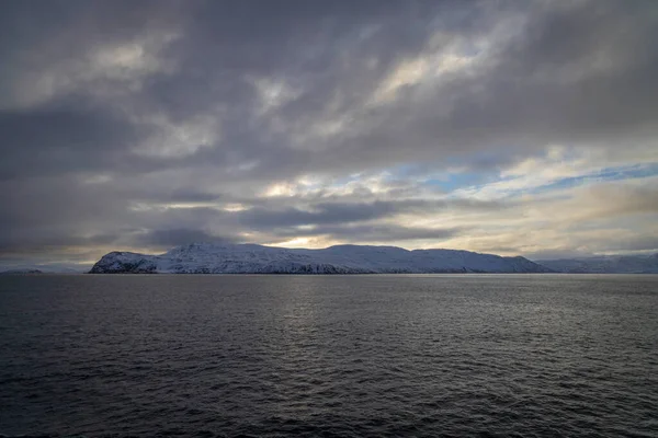 ノルウェー北部のOeksjordとHavoeysund周辺の素晴らしい冬の不思議の国の異なる天気の印象 — ストック写真