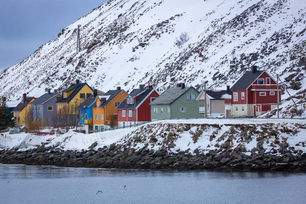 ノルウェー北部のHavoysundにカラフルな家 — ストック写真