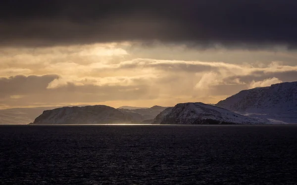 挪威北部的Oeksfjord和Havoeysund周围奇妙的冬季有着不同的气候印象 — 图库照片