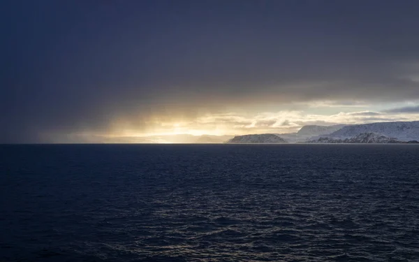 ノルウェー北部のOeksjordとHavoeysund周辺の素晴らしい冬の不思議の国の異なる天気の印象 — ストック写真