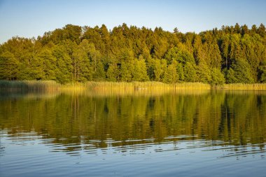 Almanya, Lindau yakınlarındaki Degersee 'de gün batımında harika renkler görülüyor.