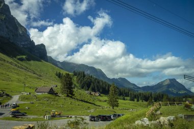 Schwaegalp 'ten İsviçre' deki Saentis 'in tepesine kadar uzanan bir ip.