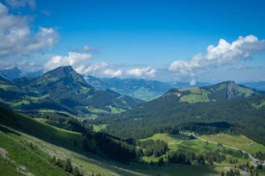 Schwaegalp 'ten İsviçre' deki Saentis 'in tepesine kadar uzanan bir ip.