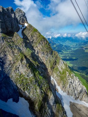 Schwaegalp 'ten İsviçre' deki Saentis 'in tepesine kadar uzanan bir ip.