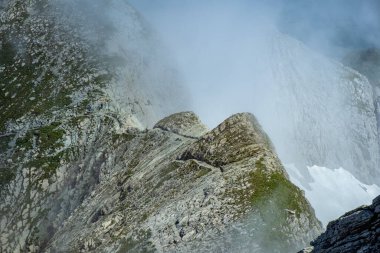 İsviçre 'de Saentis' in tepesindeki dağlar.