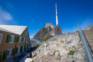 İsviçre 'de radyo ve televizyon kulesi olan Saentis' in tepesinde.
