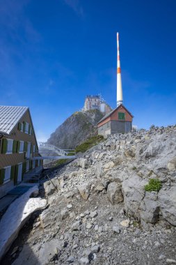 İsviçre 'de radyo ve televizyon kulesi olan Saentis' in tepesinde.