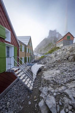 İsviçre 'de Saentis' in tepesine yakın bir pansiyonda.