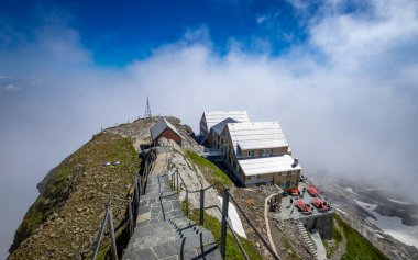 İsviçre 'de Saentis' in tepesine yakın bir pansiyonda.