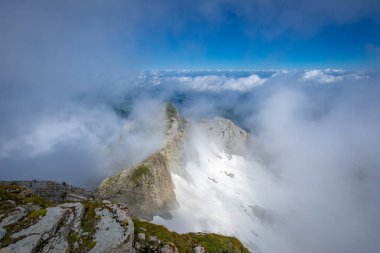 İsviçre 'de Saentis' e tırmanmak için kayalar ve yüksek dağlar.